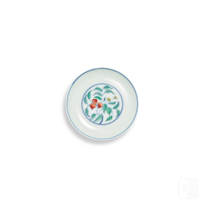 A doucai 'peach' saucer dish, Qing dynasty, 19th century | 清十九世紀 鬪彩壽桃花卉紋小盤 《大明成化年製》仿款